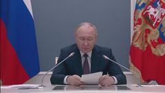Zelensky sfida Putin, lo zar si nega e insulta i leader Ue