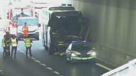 Bus della gita contro un tir, muore la maestra, feriti 30 bimbi thumbnail
