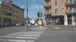 Vede la polizia, scappa e si schianta con il suo scooter thumbnail
