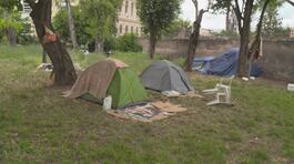 Roma, bivacchi, rifiuti e scippi al parco all'ombra del Colosseo thumbnail
