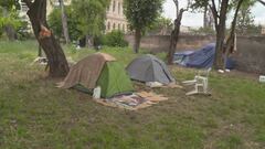 Roma, bivacchi, rifiuti e scippi al parco all'ombra del Colosseo