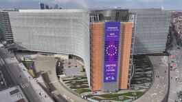L'attacco di Trump sui dazi, l'Europa chiede rispetto thumbnail