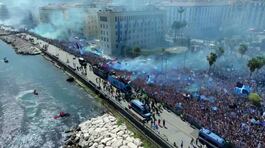 Napoli festeggia lo scudetto, lungo tributo ai campioni d'Italia thumbnail