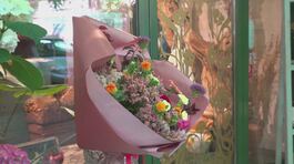 Lascia mazzi di fiori in sospeso per chi ha bisogno di gentilezza thumbnail