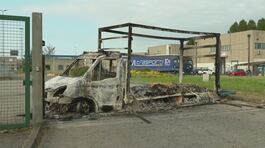 Furgoni in fiamme e chiodi sulle strade, rapina a Milano thumbnail