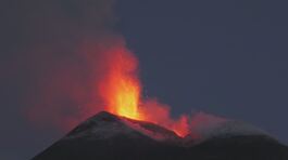 L'Etna in eruzione, il crollo del cratere, lava e fumo thumbnail