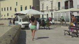 I turisti cafoni a Gallipoli, in bikini e tacchi a spillo tra le bancarelle thumbnail