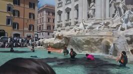 Ieri la Barcaccia e oggi la Fontana di Trevi , imbrattare si può thumbnail