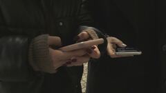 È stretta sui cellulari a scuola, "Vietati alle superiori"