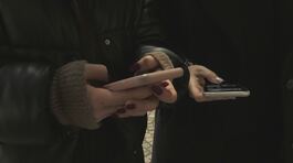 È stretta sui cellulari a scuola, "Vietati alle superiori" thumbnail