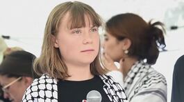 Greta fermata sulla rotta per Gaza con la nave di attivisti pro-Pal thumbnail
