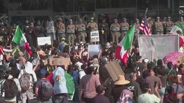 Violenze, assalti e saccheggi, legge del coprifuoco a Los Angeles thumbnail