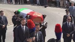 La bara nel Tricolore, il picchetto d'onore, l'abbraccio di Mattarella