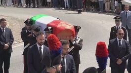 La bara nel Tricolore, il picchetto d'onore, l'abbraccio di Mattarella thumbnail