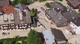 Maltempo al Nord, frana in Cadore, persone intrappolate thumbnail