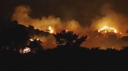 Brucia Creta, fiamme fuori controllo, migliaia di evacuati thumbnail