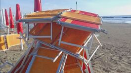 Rompono ombrelloni, sfondano lettini, gettano rifiuti e vetri in spiaggia thumbnail