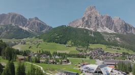 Emergenza overtourism sulle Dolomiti, assalto alle montagne thumbnail