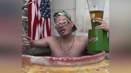 Auto costose, feste, cocktail, abiti griffati, sigari, viaggi, belle donne thumbnail