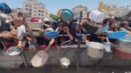 La tragedia di Gaza, 100mila bambini rischiano la morte per fame thumbnail