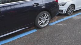 Bologna, strisce blu dei parcheggi tracciate con le auto in sosta thumbnail