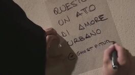Passa le notti a ripulire le mura dai graffiti, l'eroe urbano di Brescia thumbnail