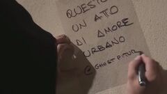 Passa le notti a ripulire le mura dai graffiti, l'eroe urbano di Brescia