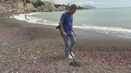 In Liguria battono spiagge, sentieri e arenili con il metal detector thumbnail
