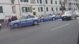 Lancio di bottiglie piene di conserve sui poliziotti di una volante thumbnail