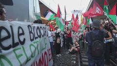 Manifestanti pro Pal bloccano la stazione ferroviaria di Pisa