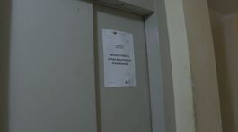 Torino, ostaggi da agosto in una palazzina perché l'ascensore è rotto thumbnail