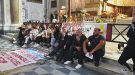 Gli occupanti dell'ex motel Agip di Secondigliano occupano il Duomo thumbnail