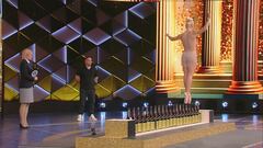 Ashlee Montague e le bottiglie di champagne