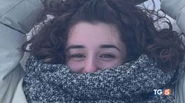 "Codardo, sorrideva mentre mi colpiva" thumbnail