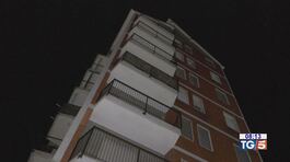 Si getta dal balcone, muore un passante thumbnail