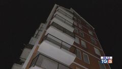 Si getta dal balcone, muore un passante