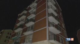 Si getta dal balcone, uccide una passante thumbnail