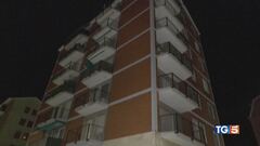 Si getta dal balcone, uccide una passante