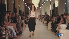 Linee maschili chic che esaltano la femminilità