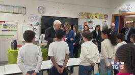 Mattarella tra i bimbi "Rispetto è un valore" thumbnail