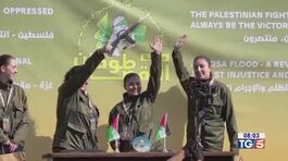 Soldatesse liberate cinico show di Hamas thumbnail