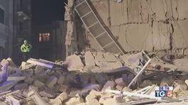Crollo a Bari, si cerca un'anziana dispersa thumbnail
