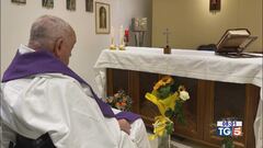 Prima foto del Papa in preghiera al Gemelli