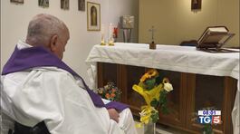 Prima foto del Papa in preghiera al Gemelli thumbnail