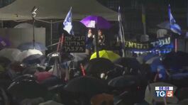Nuovi raid su Gaza proteste in Israele thumbnail