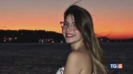 22enne uccisa in strada, l'aggressore è in fuga thumbnail