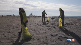 Le spiagge italiane ridotte a discarica thumbnail
