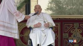 Francesco tra la folla l'entusiasmo dei fedeli thumbnail