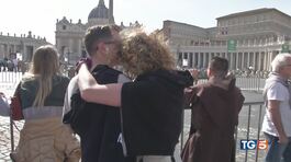 Papa Francesco, il dolore dei fedeli thumbnail