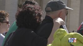 Papa Francesco, un flusso di fedeli che ha riempito Piazza San Pietro thumbnail